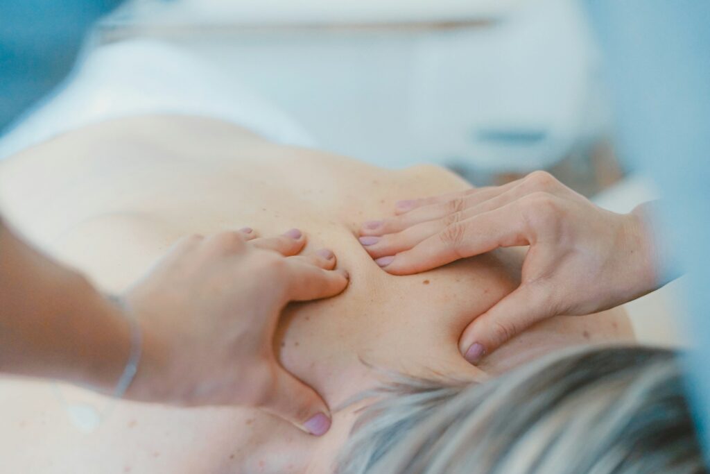 Massagem Udvartana: Benefícios e como fazer