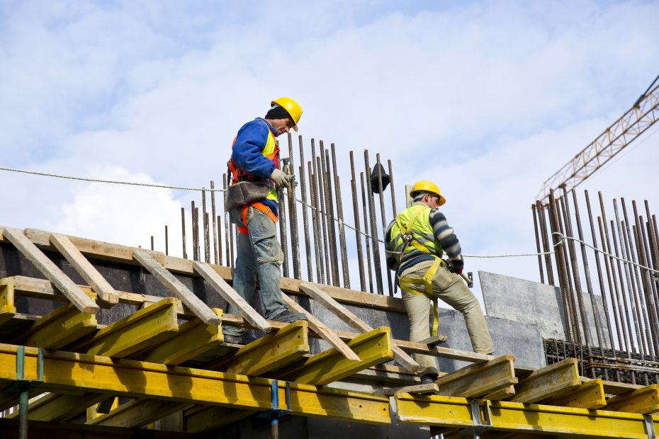 Homens trabalham em construção civil