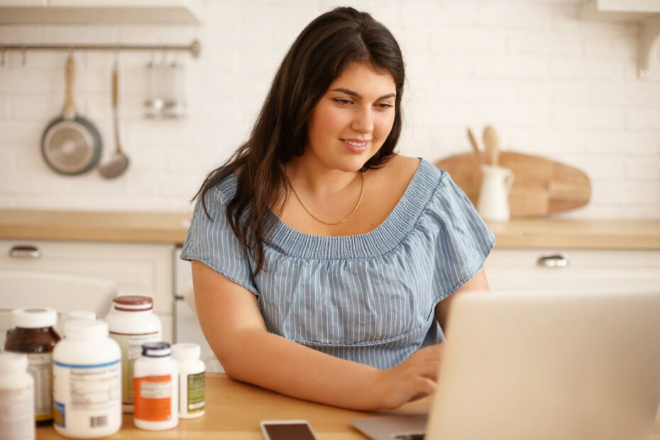 Comprar em farmácia online: benefícios, economia e cuidados
