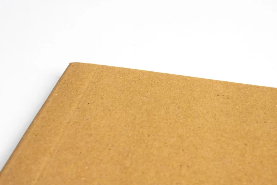 Imagem de papel semi kraft, ideal para embalagens e artesanato, com textura natural e resistente, perfeito para diversas aplicações.