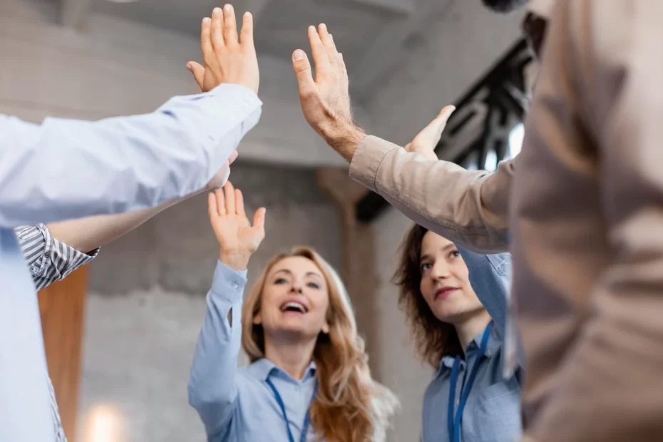 Líderes comemorando uma conquista no ambiente de trabalho, simbolizando superação dos desafios diários na liderança empresarial.